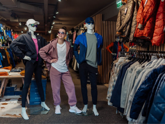 Fotoshooting mit zwei Schaufensterpuppen und Madlen aus dem Verkauf. Thema: Lehre im Einzelhandel bei INTERSPORT Fischer Schruns