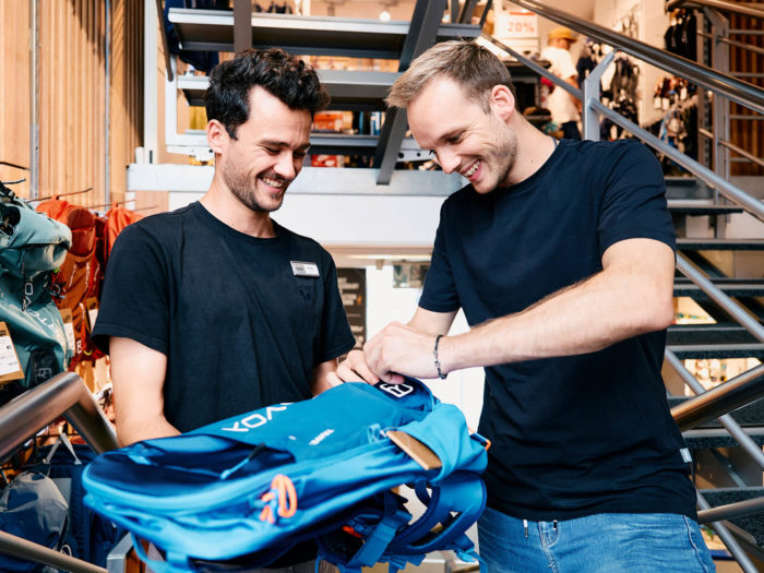 INTERSPORT Job/Karriere Verkäufer (links), Kundin (rechts)