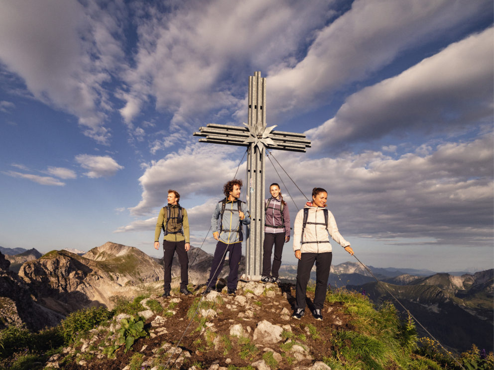 Gruppe steht am Gipfelkreuz